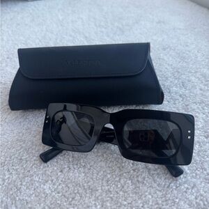 Valentino
rectangular frame sunglasses (authentic)